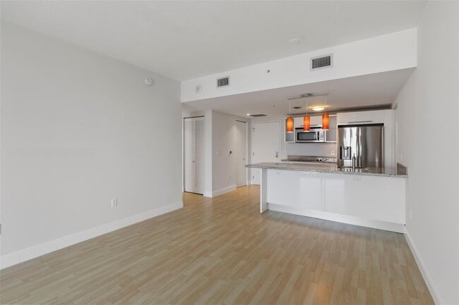 Foto del edificio - 185 SW 7th St