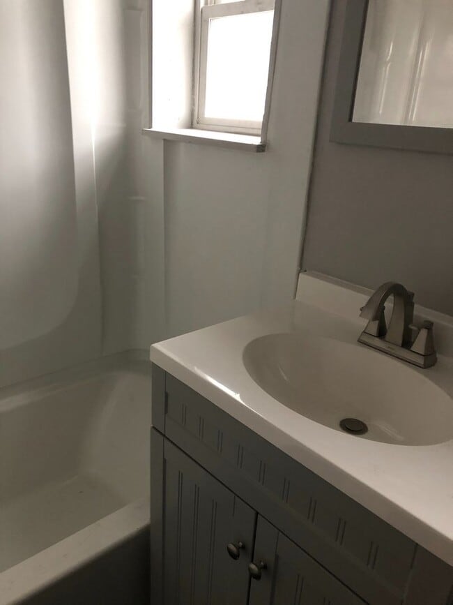 Foto del edificio - Highland Park - 3 BR 1st Floor Duplex, Remodeled 2021!  SECTION 8