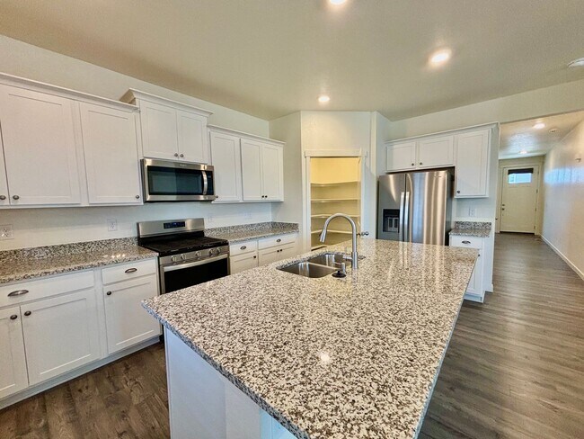 Foto del edificio - Beautiful Upgrades on 4-Bed 3-Bath Newer Home in Wellington