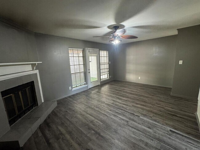 Foto del edificio - 578 Hollow Wood Rd