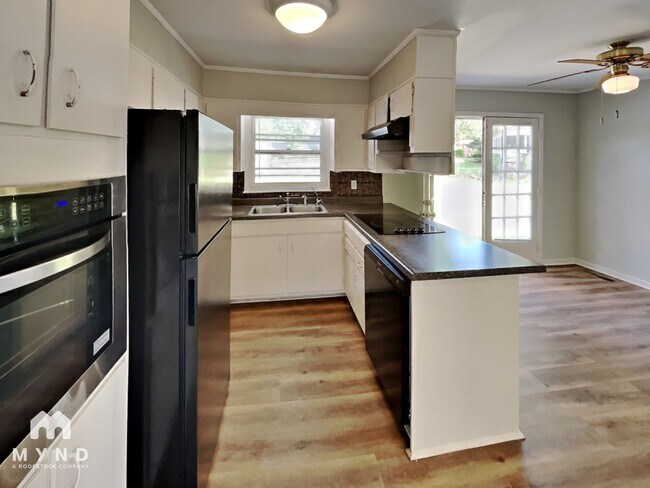 Foto del edificio - 877 Twin Lake Dr NE