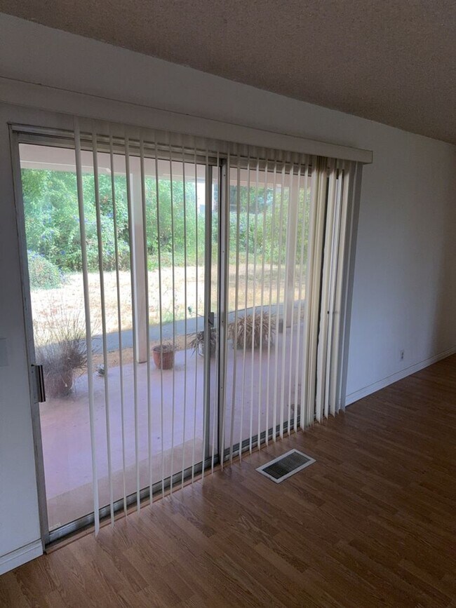 Foto del edificio - Charming 3-bedroom, 2-bathroom home is nes...