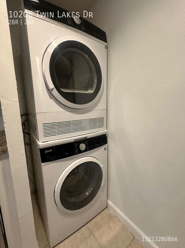 Building Photo - 10206 Twin Lakes Dr