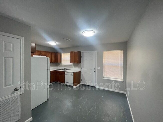 Building Photo - 140 Village Pl