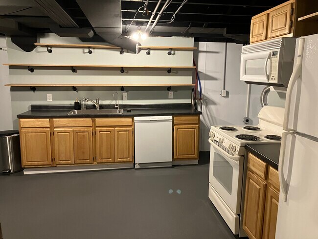 Building Photo - 127 E Henrietta St