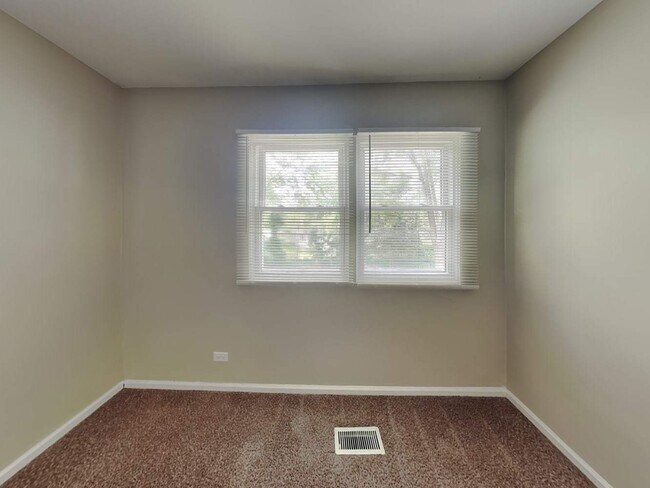 Building Photo - 159 E Timberlane Dr