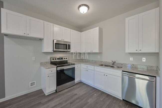 Foto del edificio - $1499! Stylish 2BR Townhome with 15 Minute...