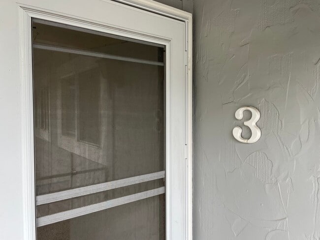 Building Photo - Convenient Florida Road Condo