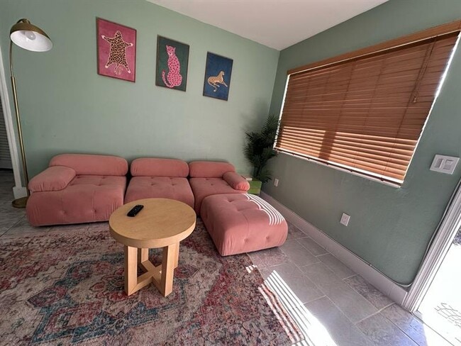 Foto del edificio - 1863 NE 161st St