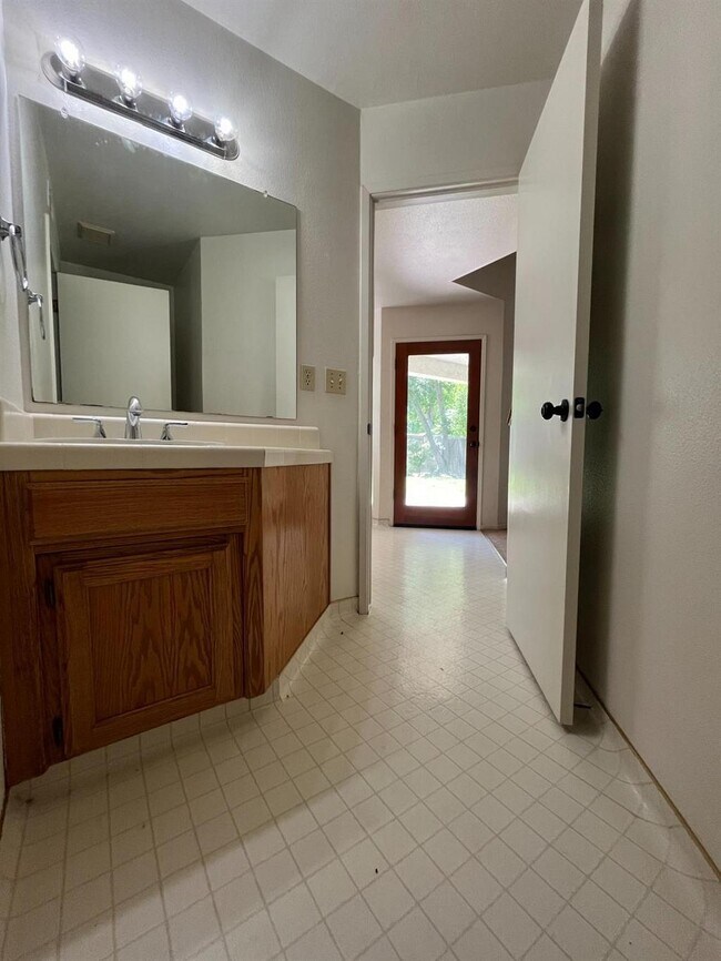 Foto del edificio - 763 E Robin Ln