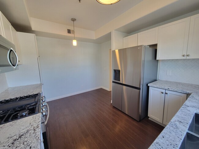 Building Photo - 10925 Blix St