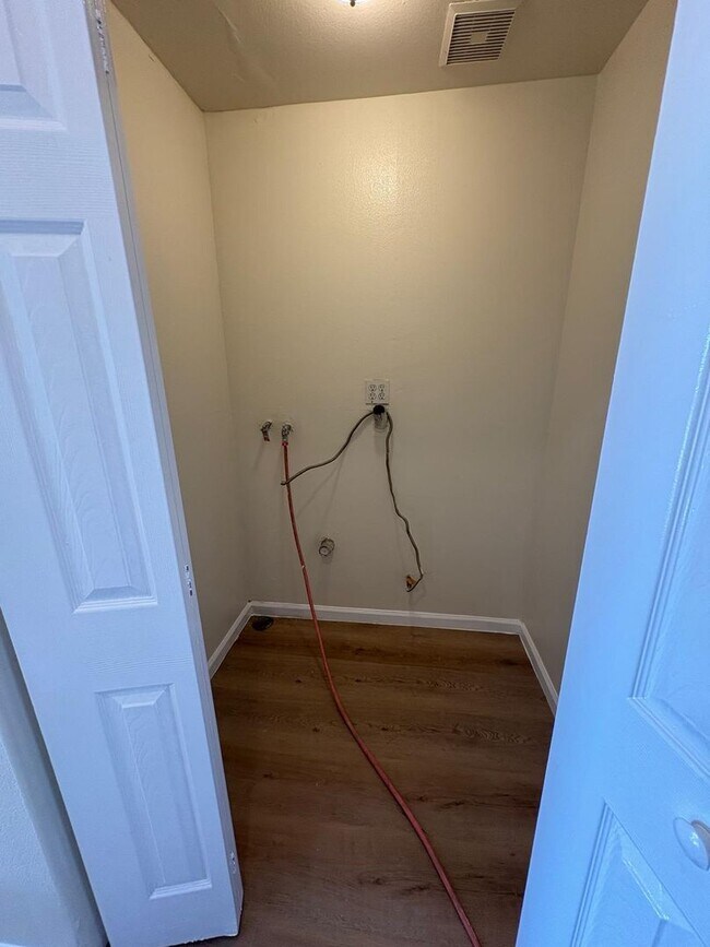 Foto del edificio - 3 Bed/2 Bath Move In Today! $3,500!