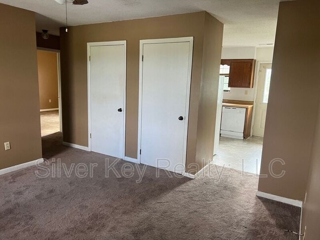 Building Photo - 823 Englewood Rd