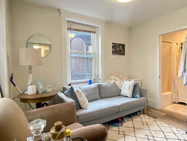 Building Photo - 37 Joy St