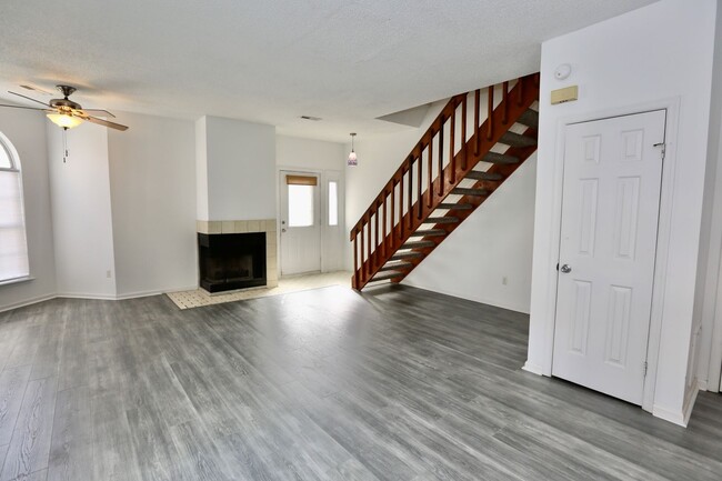 Building Photo - Updated Chimney Hill Condo Available 03-25...