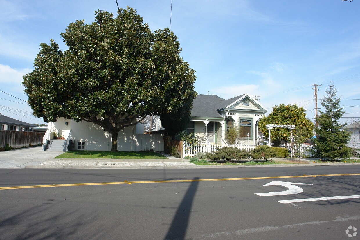 Building Photo - 1313 Lewis St