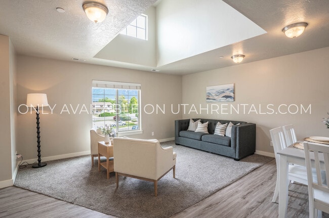 Building Photo - 1936 N Geneva Rd