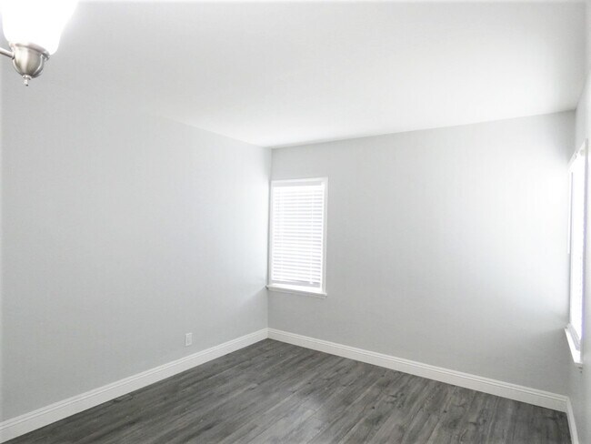 Foto del edificio - 15714 Halldale Ave