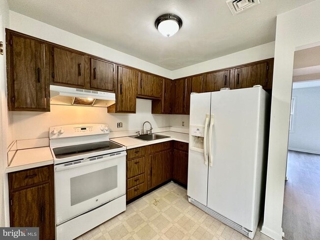Building Photo - 302 Hills Dr