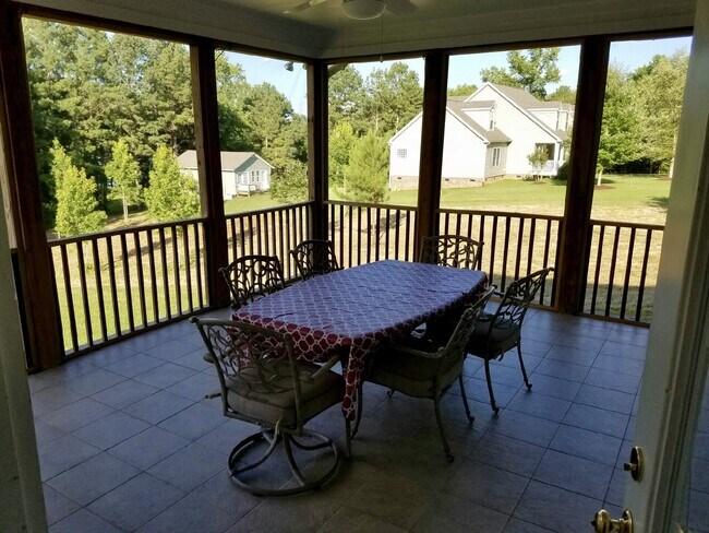 Building Photo - Beautiful Lakefront Rental Home That Has I...