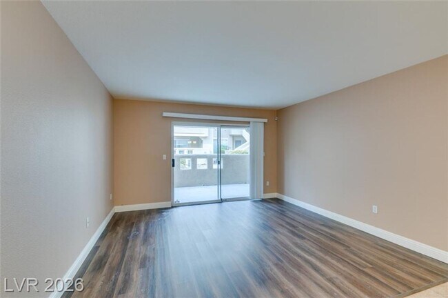 Foto del edificio - Beautiful Condo in a sought-after Gated Summerlin Community!