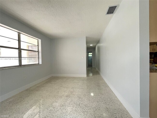 Foto del edificio - 3 br, 2 bath House - 1432 SW 22nd Ave # 1432