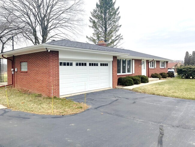 Building Photo - 3840 N Green Bay Rd