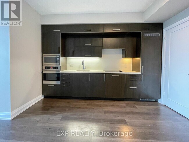 Photo du bâtiment - 5 Sheppard Ave E