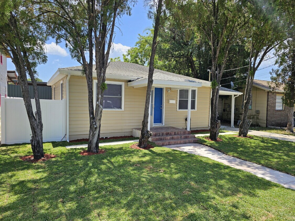 Foto principal - fully renovated 2-bedroom, 1-bathroom home with bonus guest room or office and oversized fenced yard