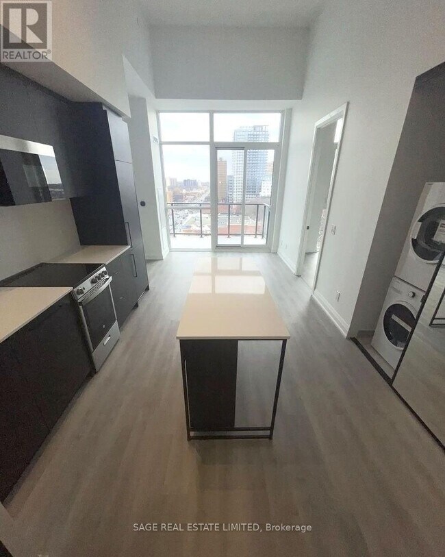 Photo du bâtiment - 2369 Danforth Ave