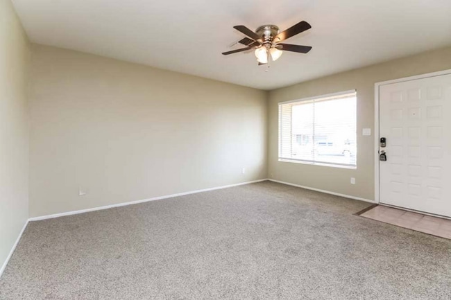 Building Photo - 811 E Hillview Cir