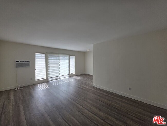 Foto del edificio - 7972 Norton Ave