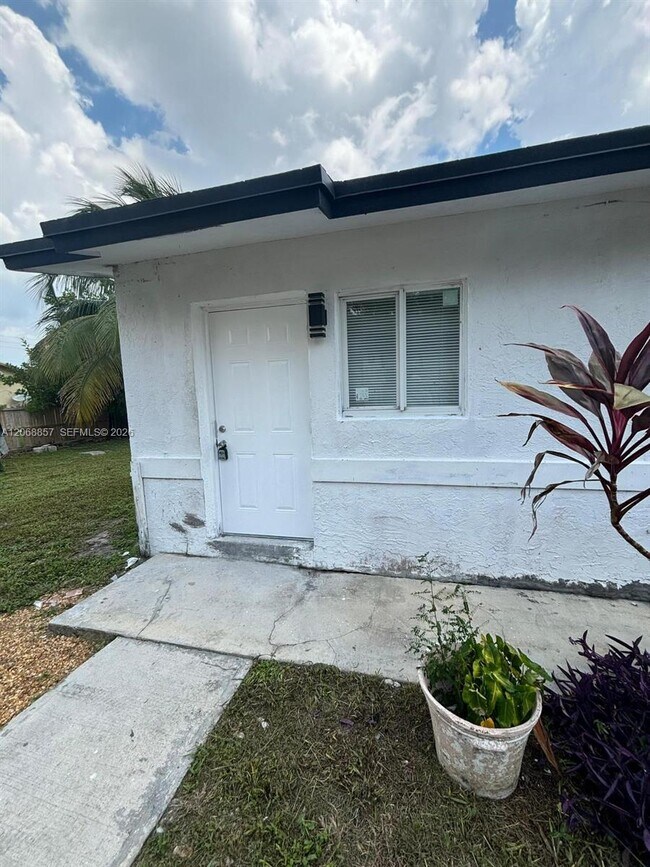 Foto del edificio - 4145 SW 19th St