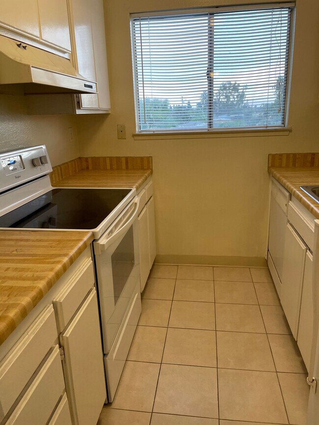 Building Photo - 611 N Bristol St