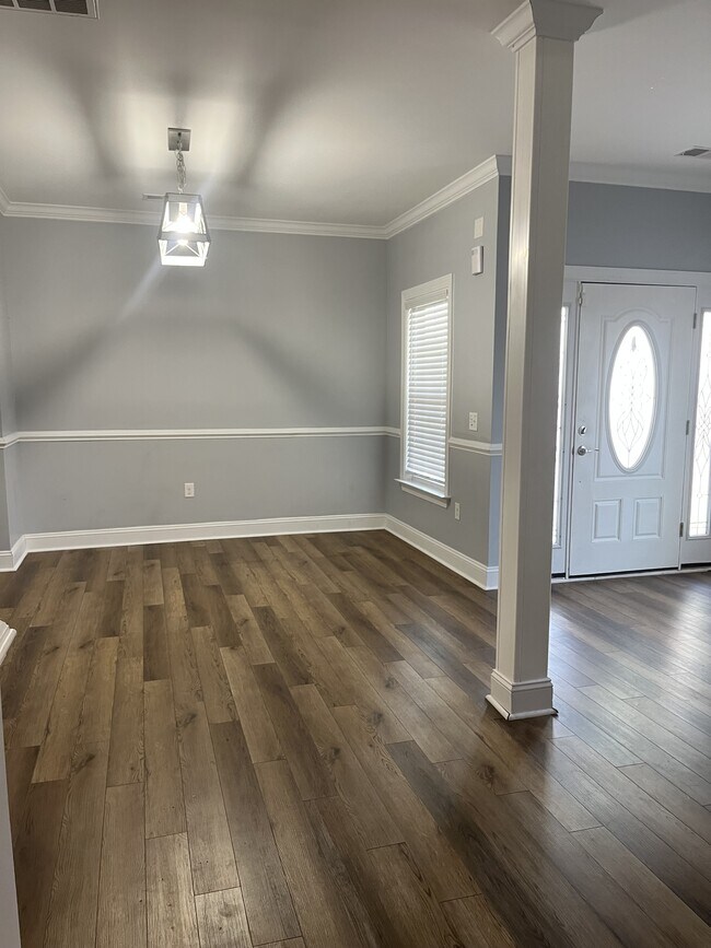 Building Photo - 2703 E Surrey Dr