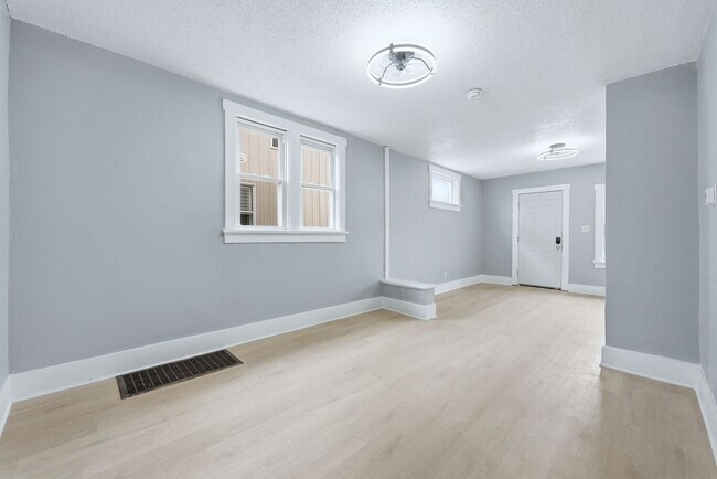Building Photo - Three bedroom available for an immediate move in!