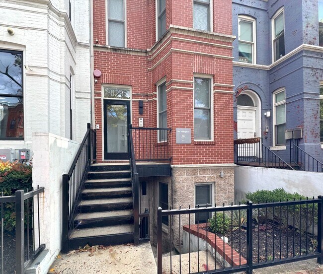 Building Photo - Lovely 1 BR + 1 Den/2 BA Condo in Mt Vernon Square!