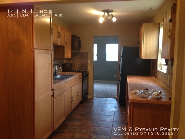 Building Photo - FOR RENT - 3 Bedroom/2 bath