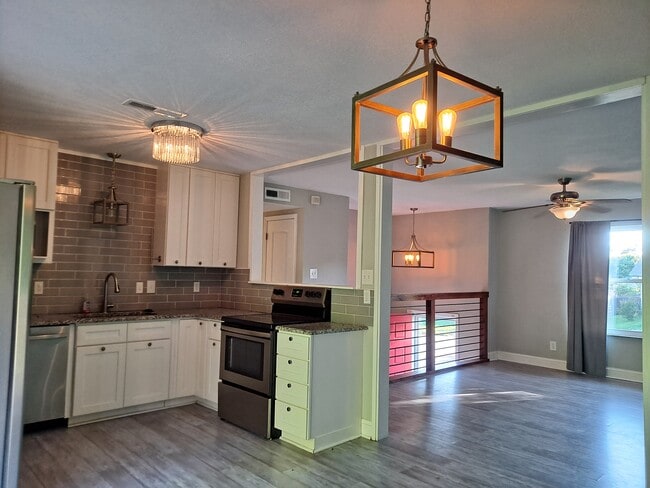 Building Photo - 6101 Cougar Dr