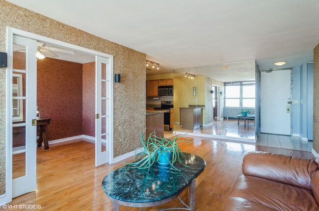 Foto del edificio - 655 W Irving Park Rd