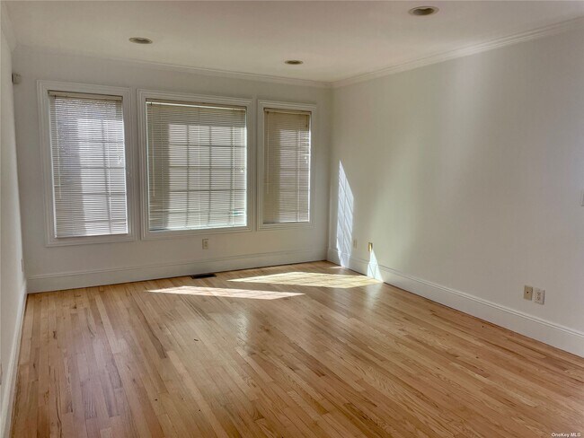 Foto del edificio - 66 Sagamore Hill Dr