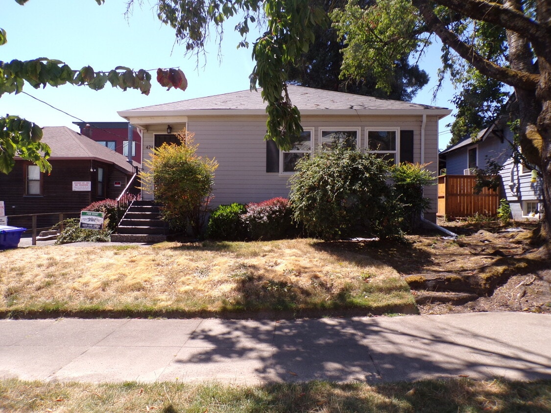 Primary Photo - 424 SW Pendleton St