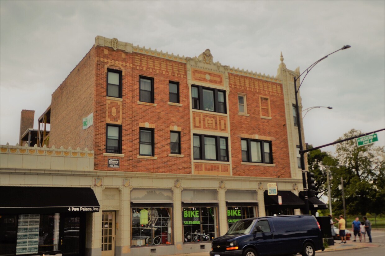 Primary Photo - 2402 W Bryn Mawr Ave