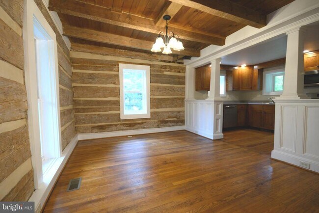 Building Photo - 169 Creek Rd
