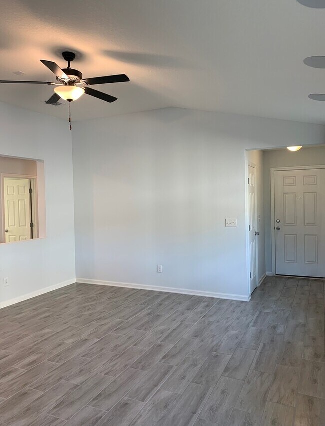 Building Photo - Stunning 3 Bed/2 Bath Home with Attached G...