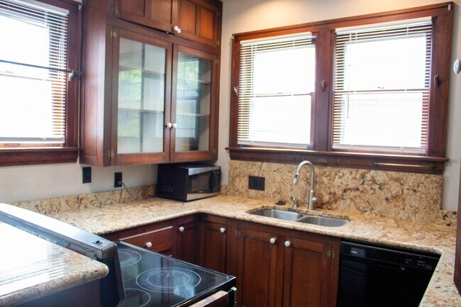 Foto del edificio - AVAILABLE FOR AUGUST 2026!  Large house near KRANNERT!