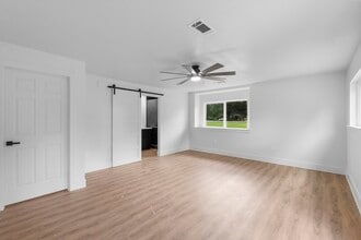 Building Photo - 62 Greenbriar Dr