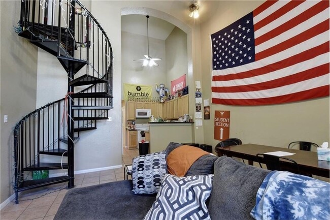 Building Photo - West Campus Condo Under $1000/Bedroom Walk...