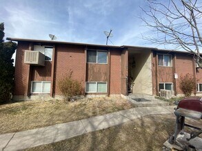 Building Photo - 2517 S Lakecrest Dr