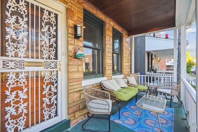 Foto del edificio - 528 Roxboro Pl NW